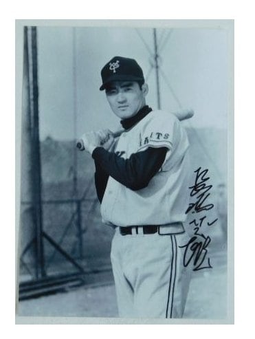 長嶋茂雄のプロマイドに記されたサイン ※写真をスワイプすると日本野球の名選手たちのサインがご覧になれます（すべてBIBLIO所蔵のもの）