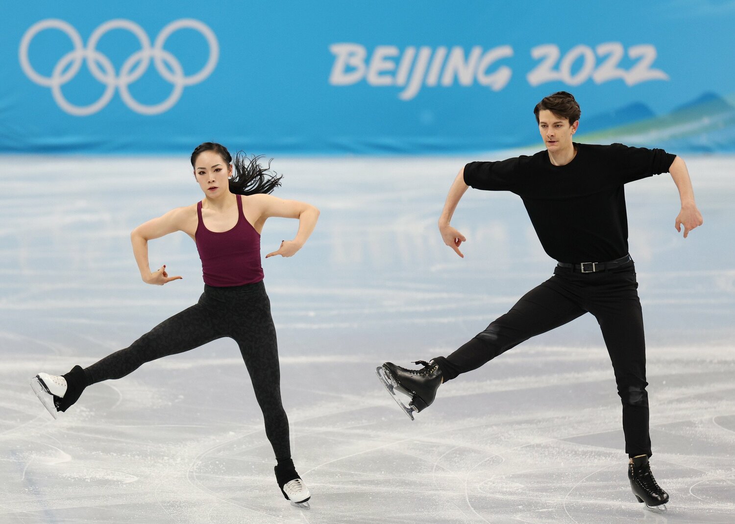 北京のスケートリンクで調整する小松原美里・尊　©JIJI PRESS