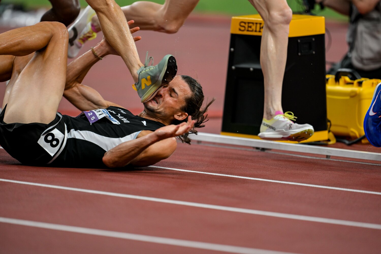 予選2組目では優勝候補の一角でもあるニュージーランドのジョルディ・ビーミッシュが転倒。顔を踏まれる場面も　©Nanae Suzuki