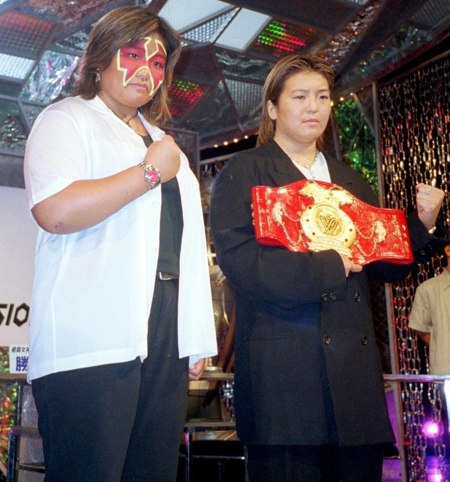 電流爆破デスマッチを戦った井上京子（左）と堀田　©Sankei Shimbun