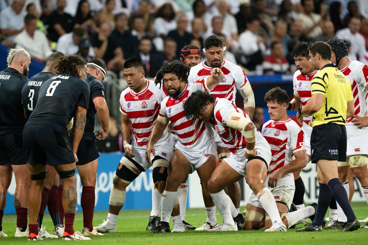 フォワード陣は並々ならぬ思いで挑んだというW杯イングランド戦のスクラム。最前列は右から稲垣、堀江、具　©︎AFLO