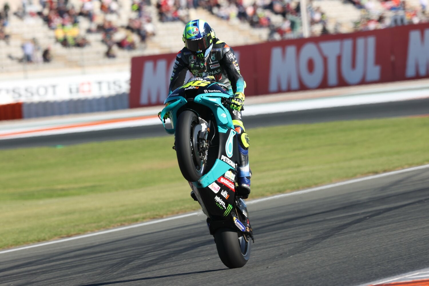 いつでも豪快なウイリーを披露。走りだけでなく、勝利後の小芝居など様々なパフォーマンスで観客を魅了し続けた