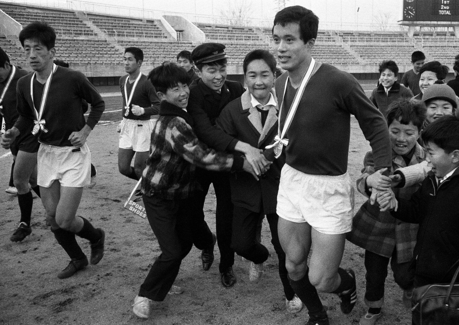 子どもたちに囲まれる早稲田大・釜本邦茂（1967年1月）©︎Sports Nippon/Getty Images