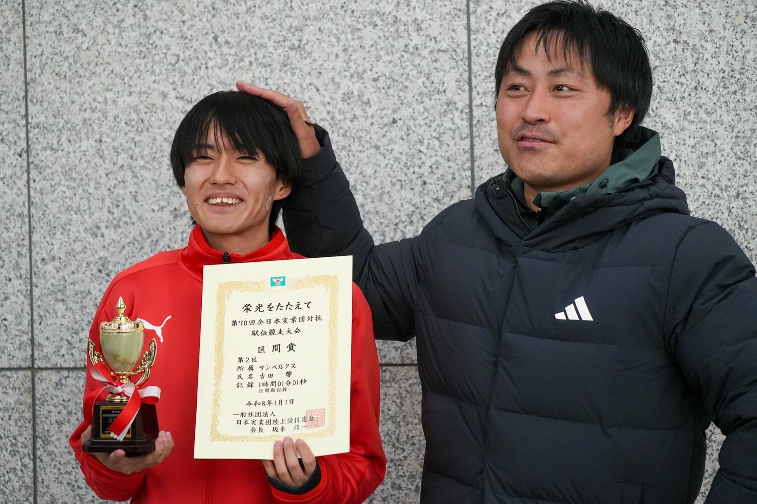 師事する瀧川氏とともに笑顔の吉田　©Satoshi Wada