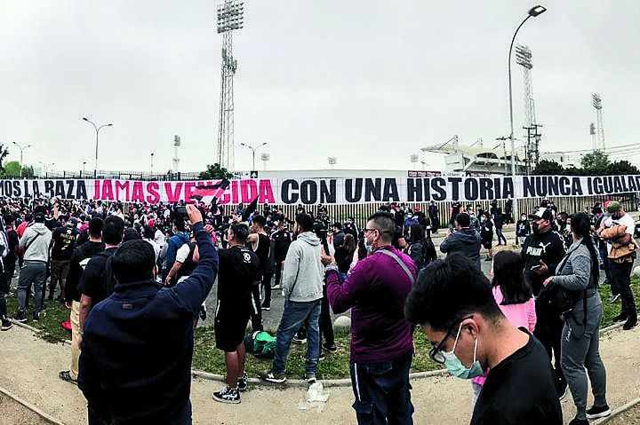 熱烈なサポーターの愛と怒りと恐れが入り混じり、プレーオフのピッチ外は異様な緊迫感に包まれた