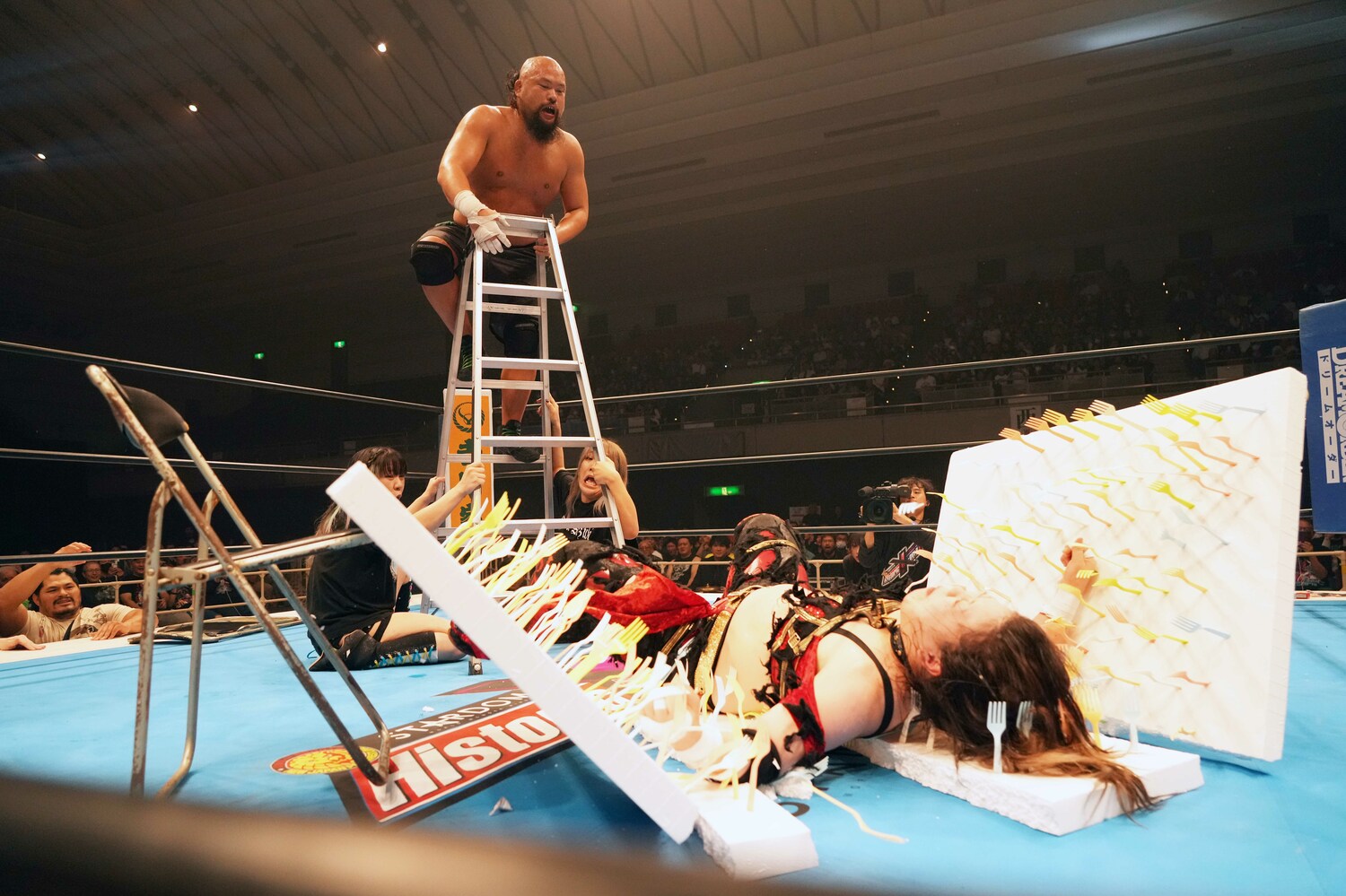 ラダーからフォークの山に突き落とされてしまった鈴季すず ©Essei Hara