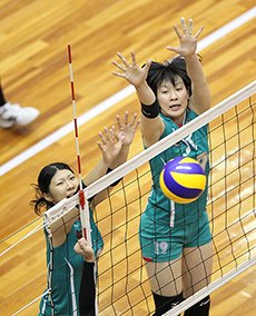 嘉悦大学から入団した奥村麻依(右)と高橋昌美(左)はサマーリーグ準優勝で自信を深めた。