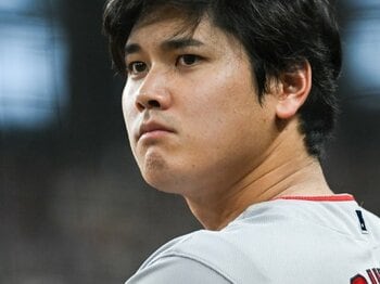 “エンゼルス撮影40年”大谷翔平のガッツポーズを狙う写真家（63歳）が忙しすぎる…「三塁側は早いもの勝ち」「でも、ずっとアナハイムにいて」＜Number Web＞ photograph by Nanae Suzuki