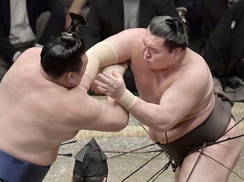最近の白鵬の相撲を丁寧に批判する。能町みね子が「最強」に望むこと。＜Number Web＞ photograph by Kyodo News