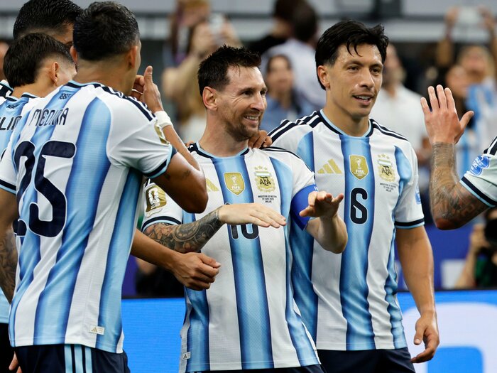 メッシは「ファインダーから消える」「まるで教祖」…現地撮影カメラマンが撮ったW杯レジェンド“テレビに映らない”衝撃の瞬間「ロナウドとの違いは…」＜Number Web＞ photograph by Atsushi Tokumaru