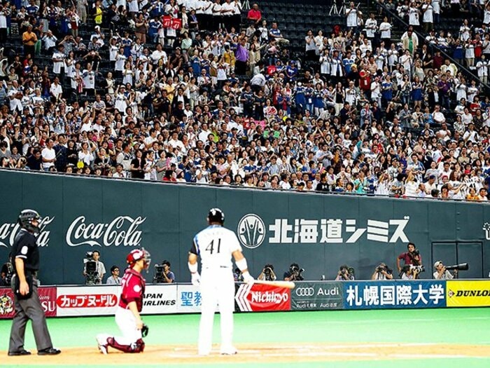 稲葉篤紀が球場に起こす、ある現象。野球ファンに、記者に愛された男。<Number Web> photograph by NIKKAN SPORTS