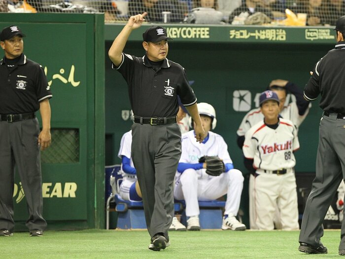 プロ野球のビデオ判定スタート。審判の権威が崩れ始めている!<Number Web> photograph by NIKKAN SPORTS