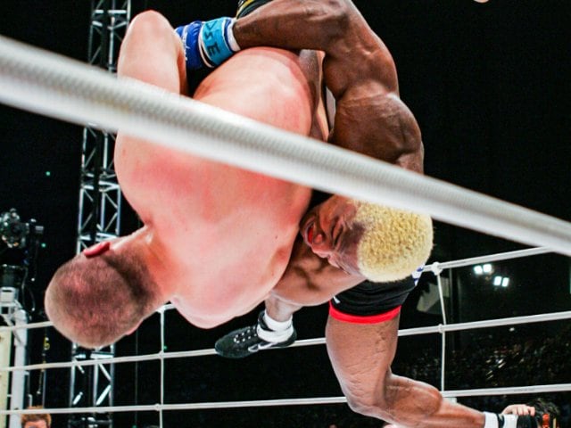 天下無双のヒョードルが負けるのか？」衝撃バックドロップでカメラマン 