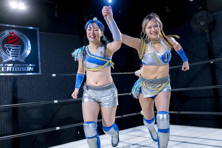 フェリス卒の元銀行員」雪妃真矢と女子デスマッチファイター・世羅りさ