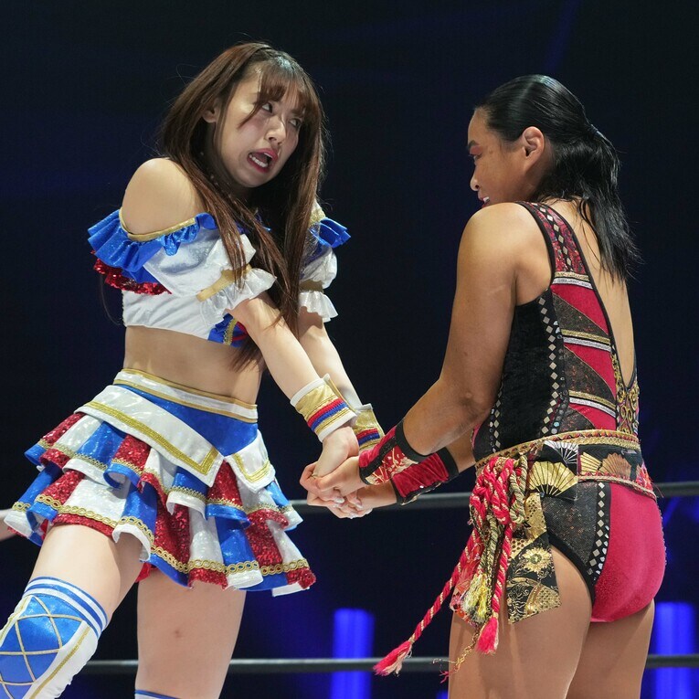 力比べをする荒井優希と里村明衣子　©Essei Hara