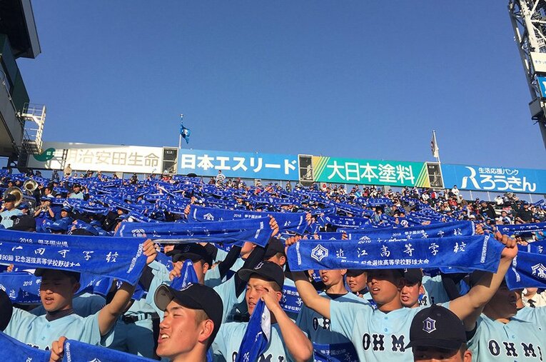 ぎっしりと近江高校の生徒と関係者で埋まったスタンド。その斬新な応援は、今大会の注目度ナンバーワンとなった。 ／ photograph by OHMI HIGH SCHOOL WIND ORCHESTRA