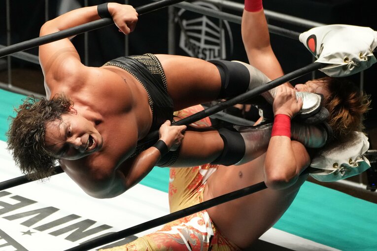 7月15日、超満員の後楽園ホールで行われた中嶋勝彦（ノア）と宮原健斗（全日本）による禁断のシングル対決