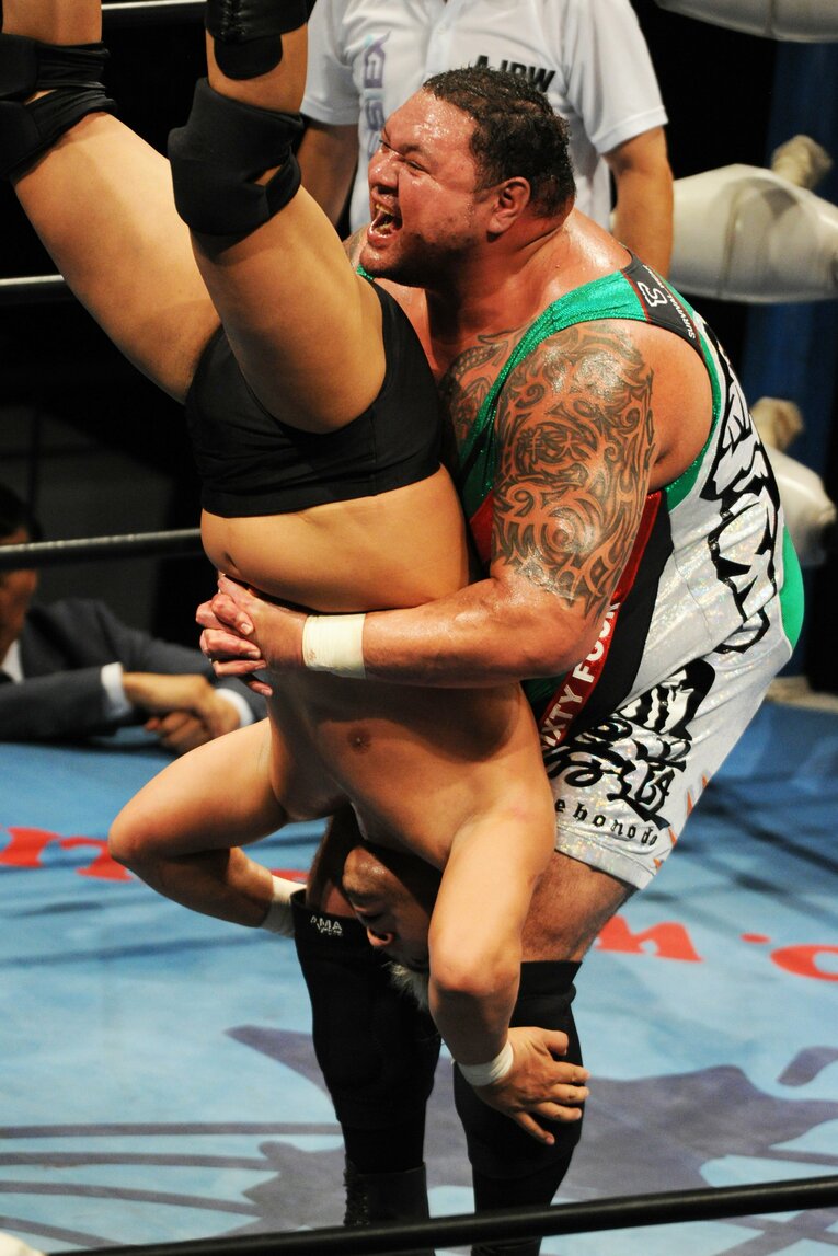 三冠戦。諏訪魔をパイルドライバーに持っていく曙。2013年10月27日、両国国技館　©Masashi Hara