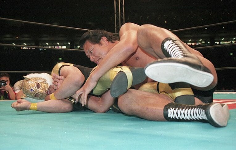 現実世界では1997年に対戦が実現。しかし、この時は諸事情により「タイガーキング」としてリングにあがっている　©Takeshi Yamauchi／KYODO NEWS IMAGES