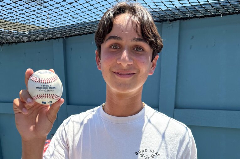 5戦連発のホームランボールは15歳のフィンセスさんの手元に　©Naoyuki Yanagihara