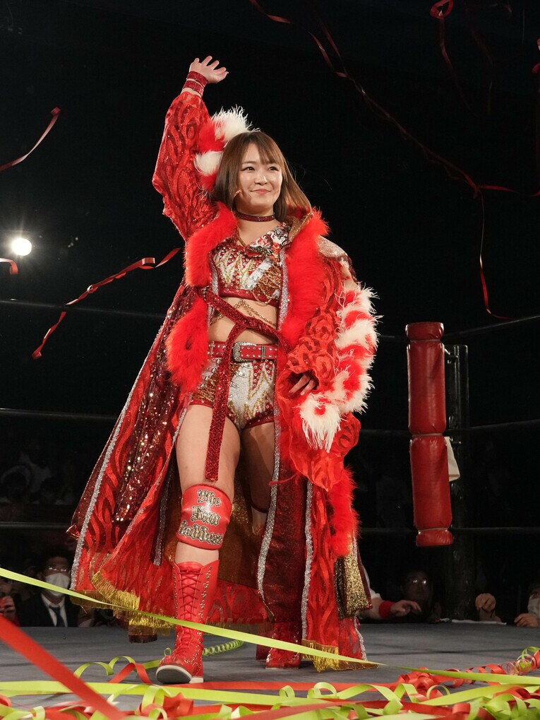 紙テープが舞う中、コールを受ける