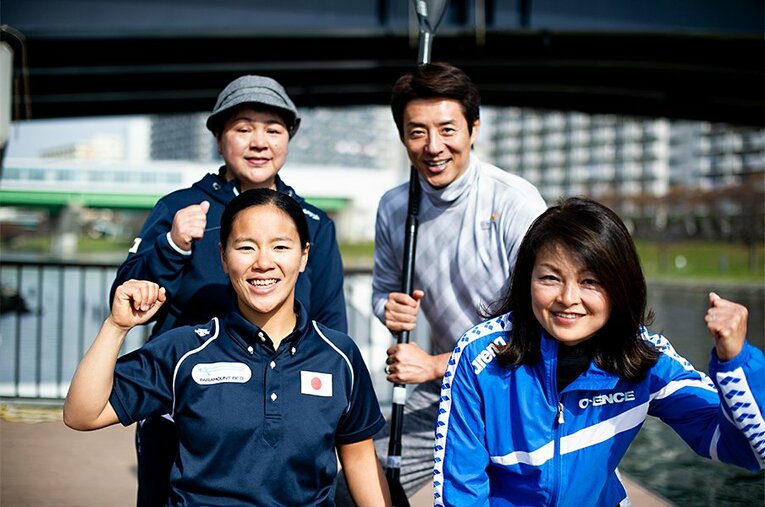 前列の左から、瀬立モニカさん、西明美コーチ。背後は母親の瀬立キヌ子さん。 ／ photograph by Yuki Suenaga