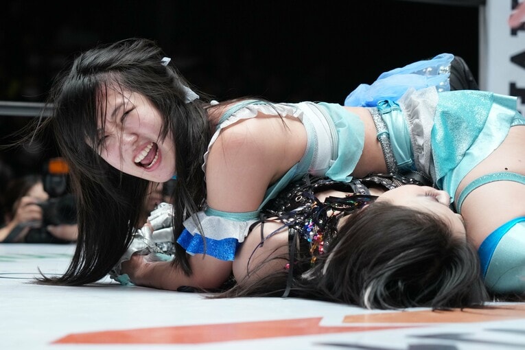 上谷沙弥を押さえ込みにいく玖麗さやか　©Essei Hara