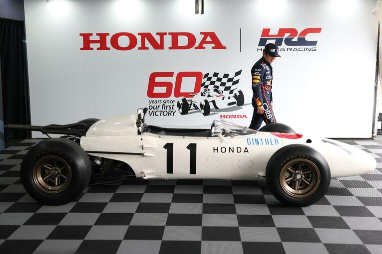 角田とレッドブルが東京・お台場で派手にデモランした『Red Bull Showrun x Powered by Honda』の模様　©Getty Images / Red Bull Content Pool
