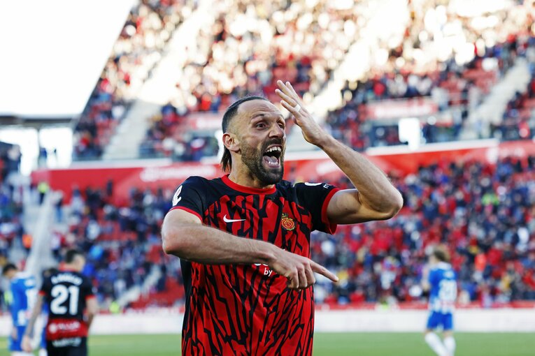 「脱ぐと筋骨隆々な肉体で」「ゴールで響く“タクマ・アサノ”コール」日本代表未招集も…カメラマンが見たFW浅野拓磨のマジョルカで愛される姿(15)