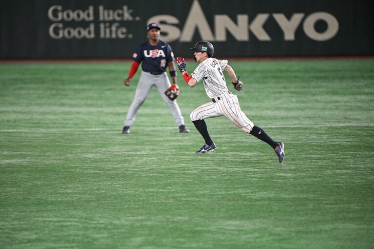 プレミア12米国戦、盗塁する五十幡。速い速い速い！　©Nanae Suzuki