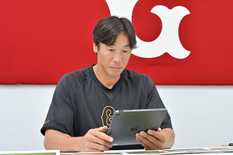 大谷の盗塁動画を見つめる鈴木コーチ　©Hideki Sugiyama