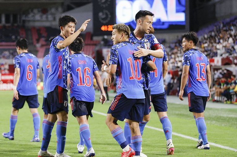 堂安律の先制ゴールを祝福する吉田麻也だが、その視線の鋭さに慢心は微塵も感じさせない ／ photograph by Kyodo News