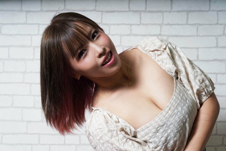 芸能界への憧れを抱きながらも、学生時代は真面目に勉学に励んでいたという