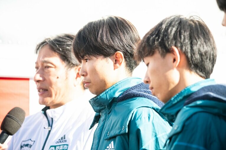 マイクを向けられる宇田川瞬矢　©Nanae Suzuki