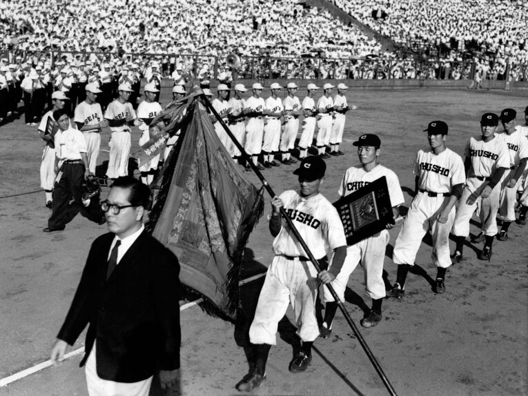 1954年夏の甲子園。決勝で静岡商を3－０で破り、中京商（愛知）が優勝した。優勝旗と共に行進する中京商の選手たち。この優勝旗が3カ月後、突然消えてしまう　©Sankei Shimbun