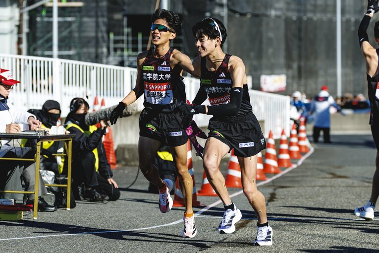 エース区間の2区で1位から6位に順位を落とした国学院大　©Kiichi Matsumoto