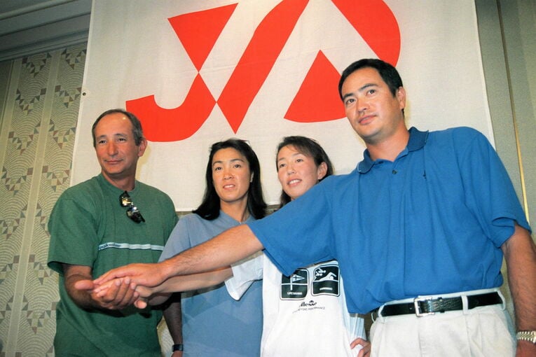 シドニー五輪前に健闘を誓う佐伯ら。左からレオンコーチ、佐伯、高橋、瀬戸山監督　©JIJI PRESS