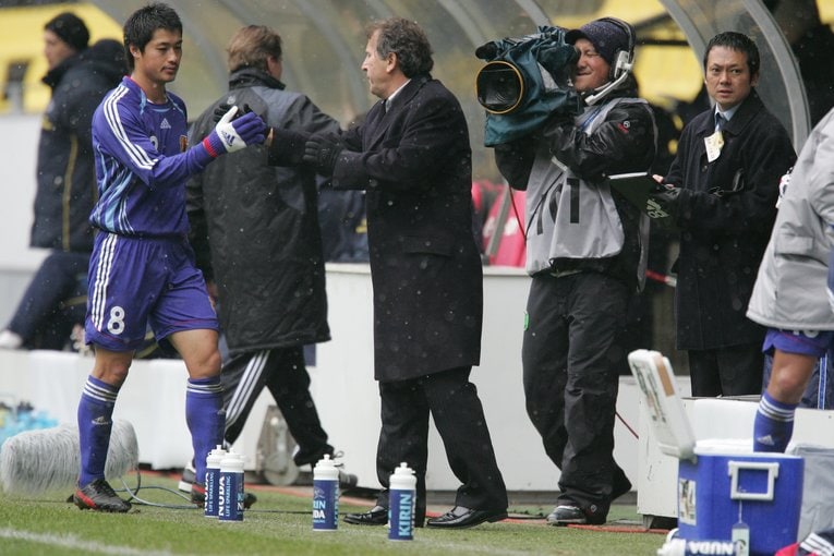 海外遠征でタッチをかわす、ジーコと小笠原満男（2006年）　©︎Naoya Sanuki