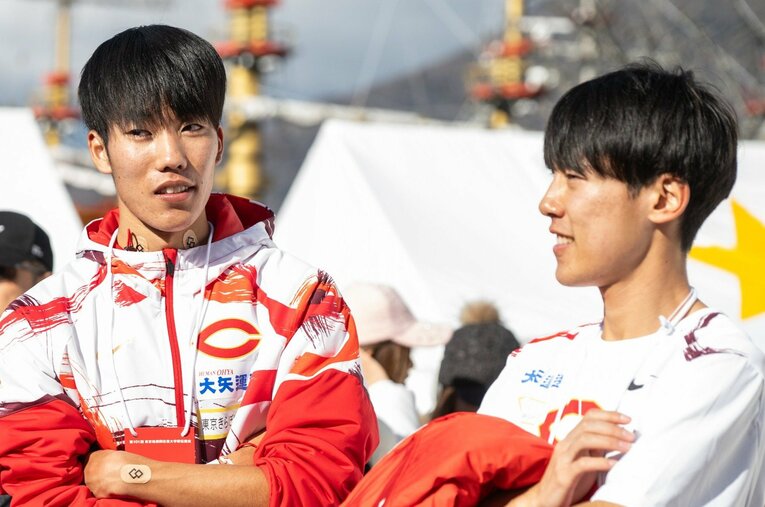 芦ノ湖ゴールで4年生の園木を待つ1区の吉居（右）と2区の溜池の3年生コンビ。その表情は明るかった　©Nanae Suzuki