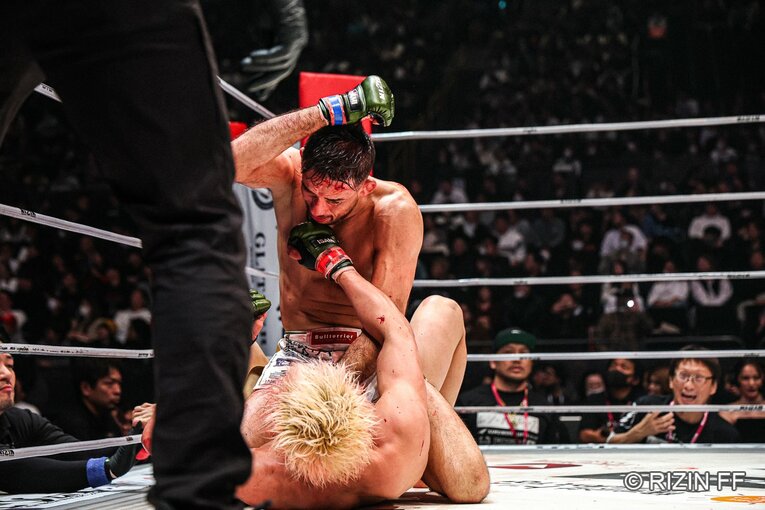 マウントポジションから鈴木千裕にパウンドを落とすクレベル・コイケ（5枚目／全6枚）©RIZIN FF
