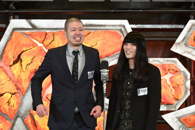 敗者復活戦で惜しくも2位に終わった金属バット（吉本興業）。小林圭輔（左）、友保隼平　©︎M-1グランプリ事務局