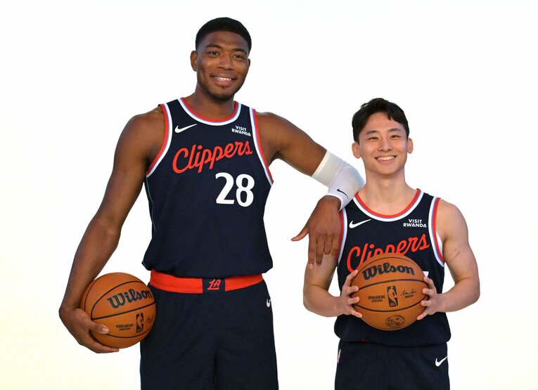 現地9月28日のメディアデーで撮影に応じる八村塁と河村勇輝。河村はエグジビット10契約を解除された　©︎Imagn/Reuters/AFLO