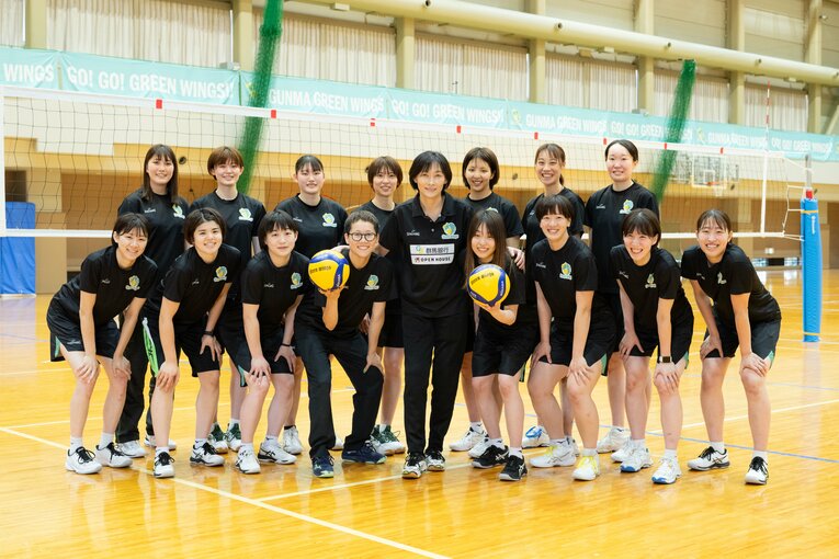 監督を務める群馬グリーンウイングスの選手たちと　©Miki Fukano