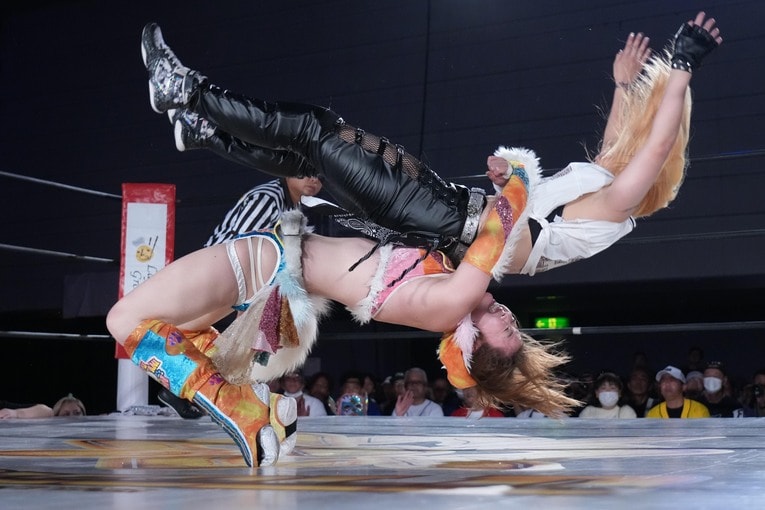 Mariaをジャーマンスープレックスで投げる岩谷麻優　©Essei Hara