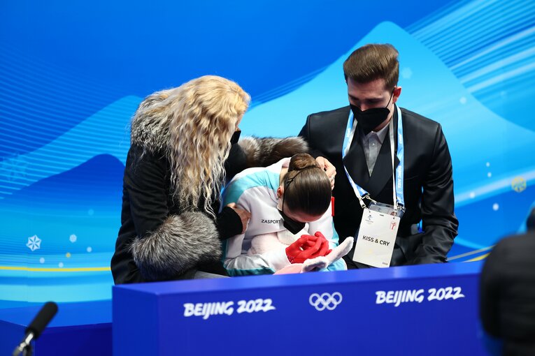 号泣するワリエワをエテリがなだめる　©JMPA