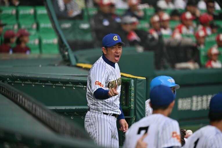 中央学院を率いる相馬監督。選手の声「普段からおしゃれな服を着ているので」　©Hideki Sugiyama