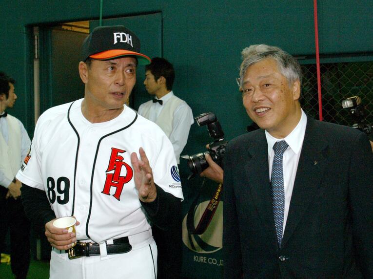 毀誉褒貶半ばする人物だった高塚（右）だが、藤井の契約という決断は評価すべきものだった　©JIJI PRESS