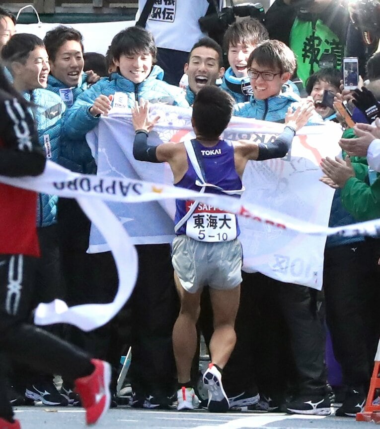3年時の優勝のゴールテープを切った直後　［代表撮影］©JIJI PRESS