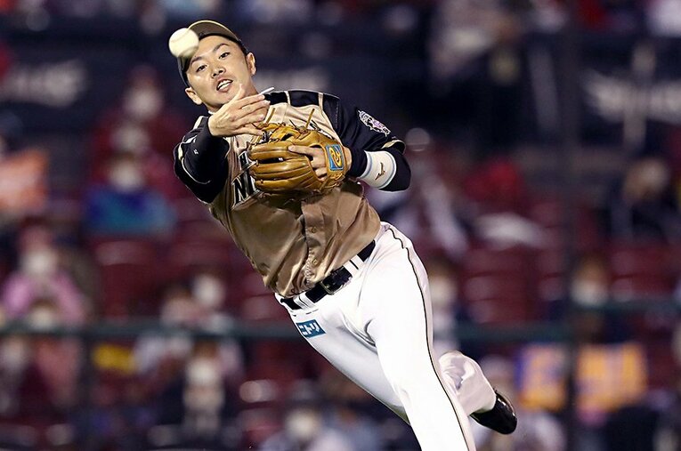 18年12月にトレードで日本ハムファイターズへ加入。内野ならどこでも守れる器用さで栗山監督の信頼を勝ち取っている ／ photograph by NIKKAN SPORTS