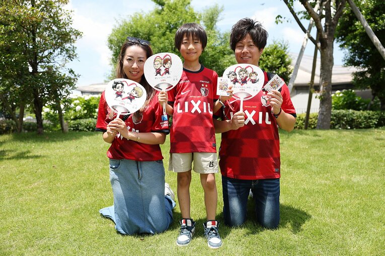 今年6月に国立競技場で開催された横浜F・マリノス戦では、協賛30周年記念『アントラーズ推し活うちわ』をプレゼント　©KASHIMA ANTLERS